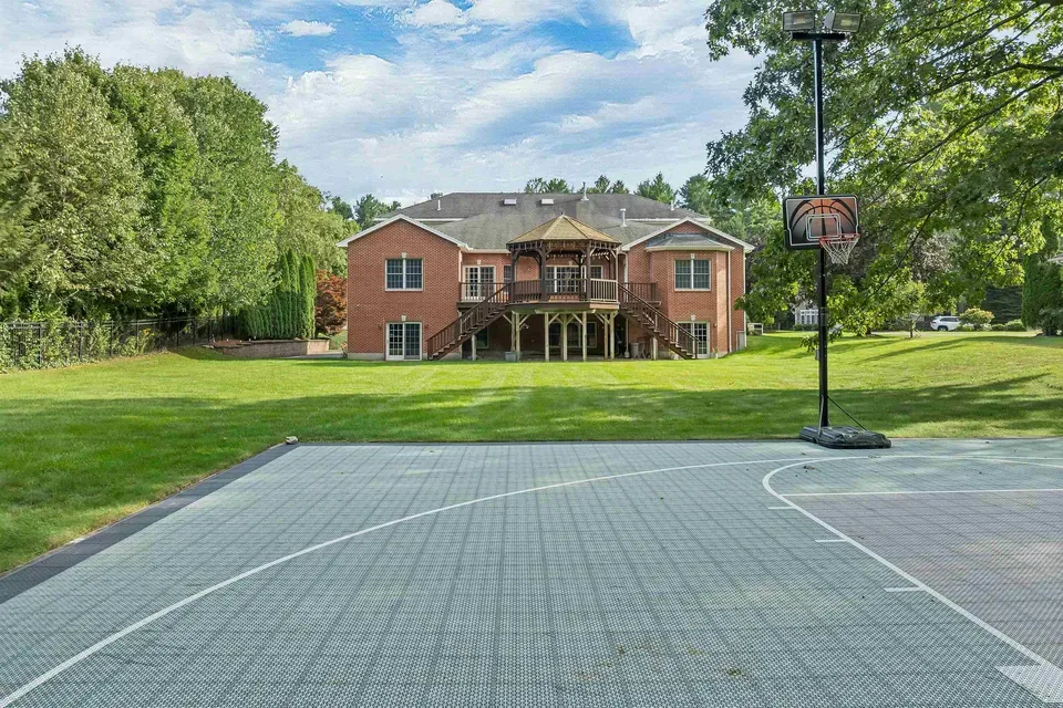 6 Bed 4 Bath Established Contemporary Home in Nashua, NH - 3