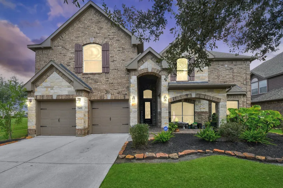 6 Bed 4 Bath Established Contemporary Home in Pearland, TX
