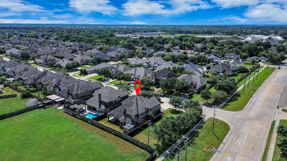 6 Bed 4 Bath Established Contemporary Home in Pearland, TX - 2