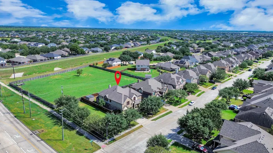 6 Bed 4 Bath Established Contemporary Home in Pearland, TX - 3