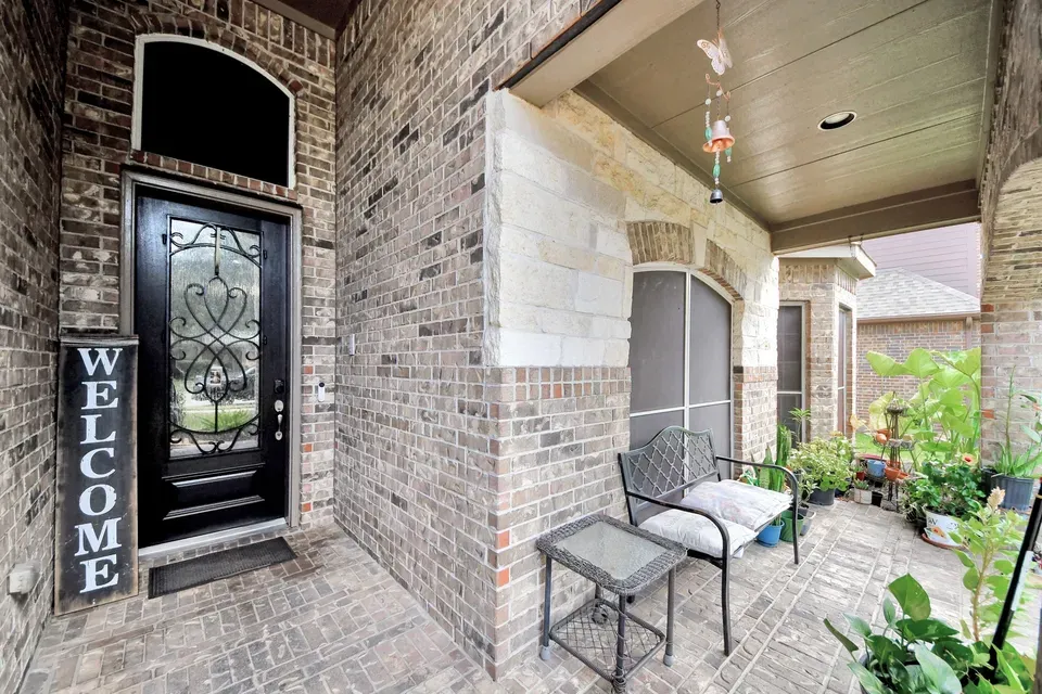 6 Bed 4 Bath Established Contemporary Home in Pearland, TX - 4