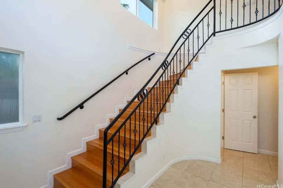 6 Bed 4 Bath Multi-Unit Residential Property in Honolulu, HI - 2