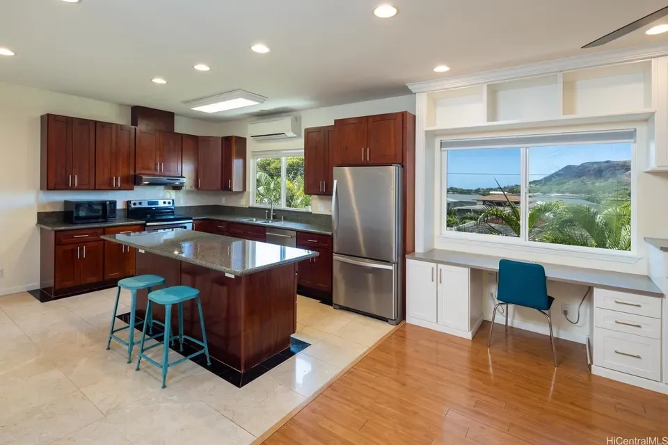 6 Bed 4 Bath Multi-Unit Residential Property in Honolulu, HI - 4