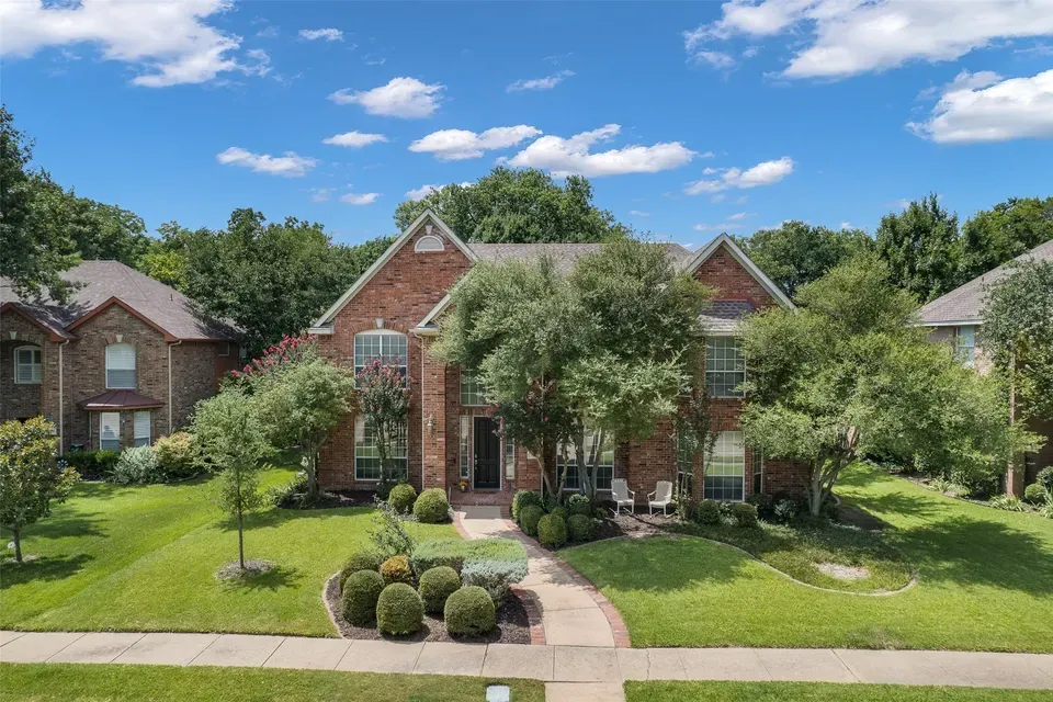 6 Bed 4 Bath Traditional Suburban Family Home in Allen, TX - 1