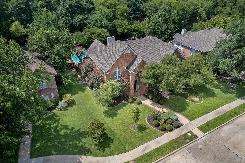 6 Bed 4 Bath Traditional Suburban Family Home in Allen, TX - 2