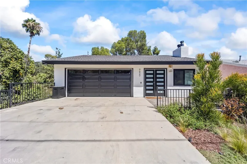6 Bed 4 Bath Traditional Suburban Family Home in Los Angeles, CA - 1