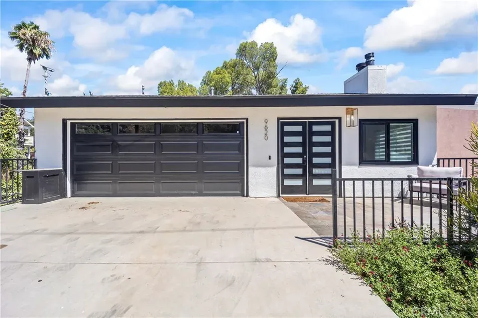 6 Bed 4 Bath Traditional Suburban Family Home in Los Angeles, CA - 2
