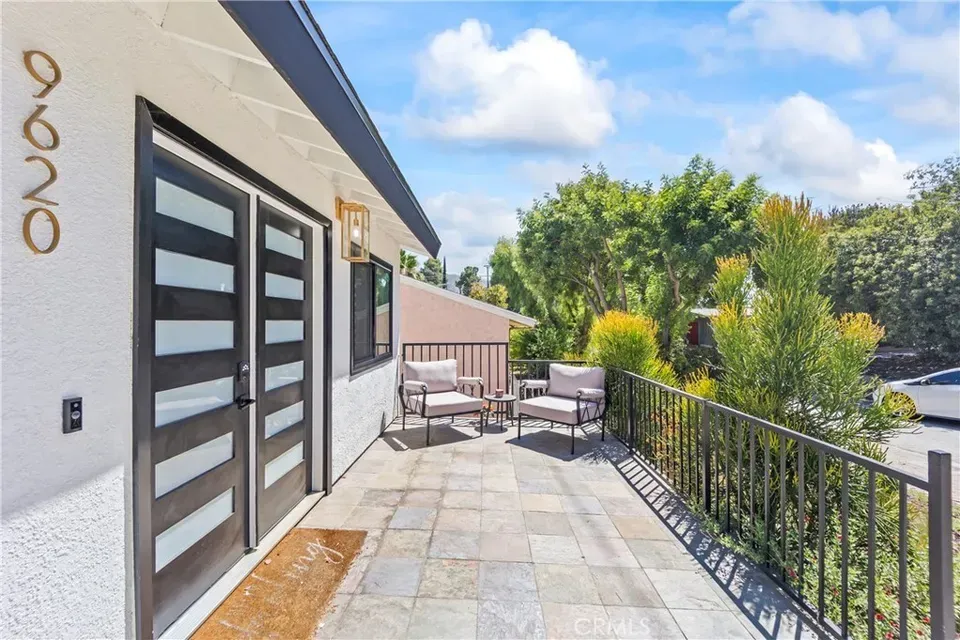 6 Bed 4 Bath Traditional Suburban Family Home in Los Angeles, CA - 3