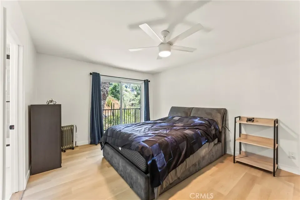 6 Bed 4 Bath Traditional Suburban Family Home in Los Angeles, CA - 4