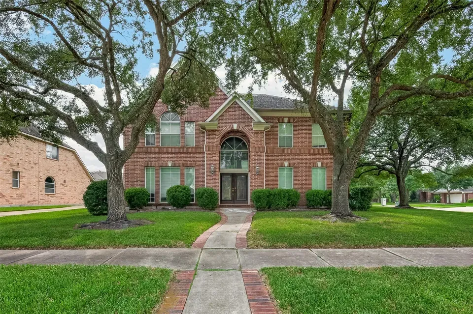 6 Bed 4 Bath Traditional Suburban Family Home in Pearland, TX