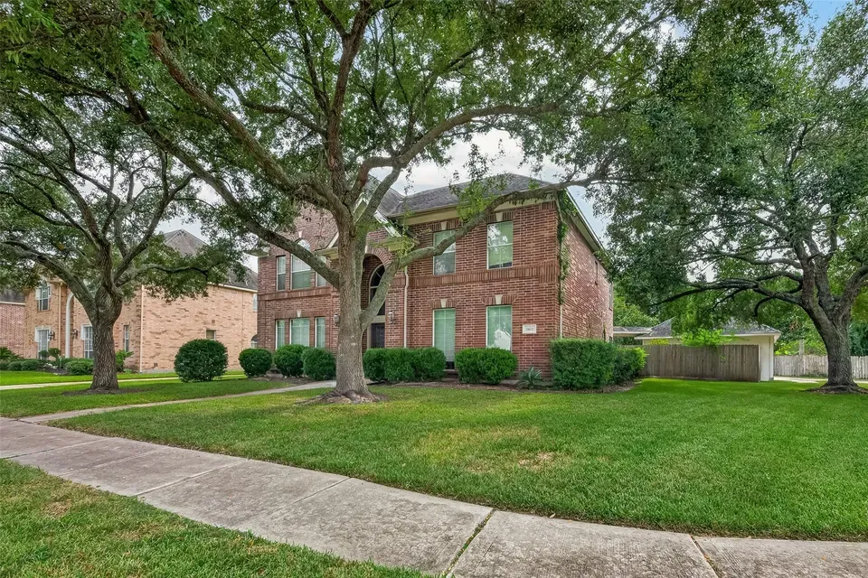 6 Bed 4 Bath Traditional Suburban Family Home in Pearland, TX - 2