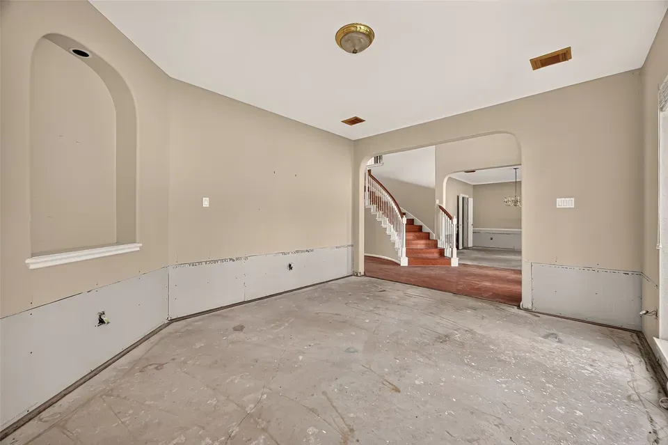 6 Bed 4 Bath Traditional Suburban Family Home in Pearland, TX - 3