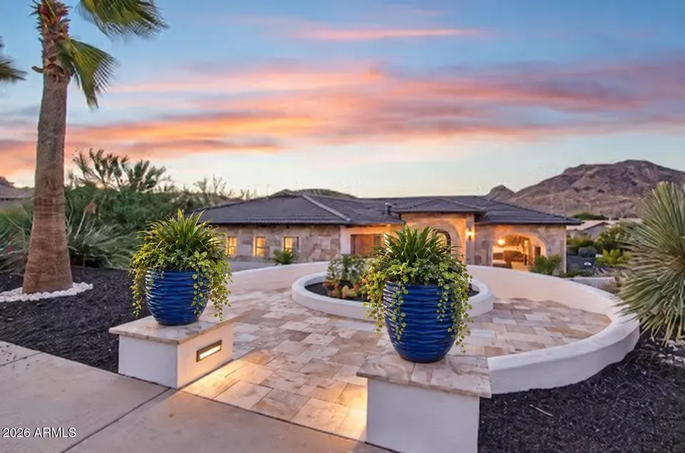 6 Bed 5 Bath Traditional Suburban Family Home in Phoenix, AZ - 1