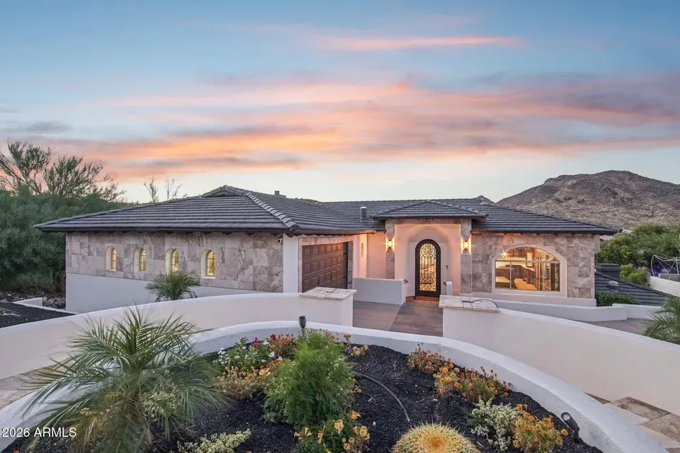 6 Bed 5 Bath Traditional Suburban Family Home in Phoenix, AZ - 2