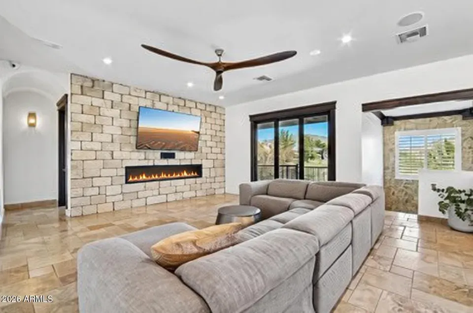 6 Bed 5 Bath Traditional Suburban Family Home in Phoenix, AZ - 4