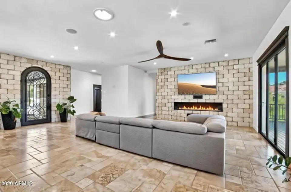 6 Bed 5 Bath Traditional Suburban Family Home in Phoenix, AZ - 5