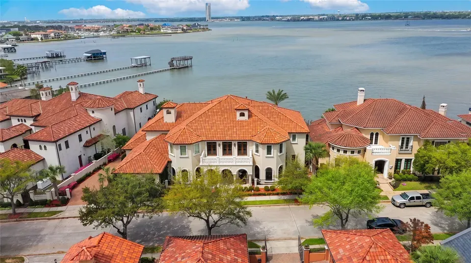 6 Bed 6 Bath Established Contemporary Home in League City, TX - 1