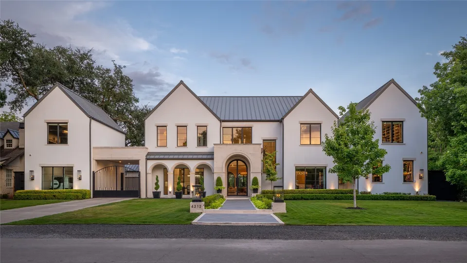 6 Bed 6 Bath Modern Farmhouse in Dallas, TX