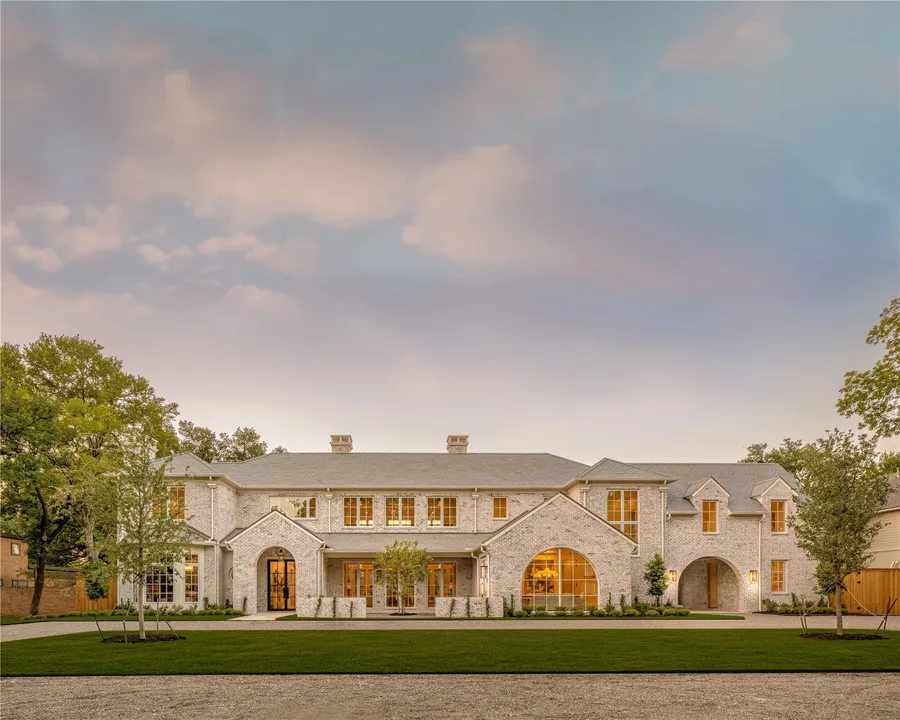 6 Bed 6 Bath Transitional Coastal in Dallas, TX