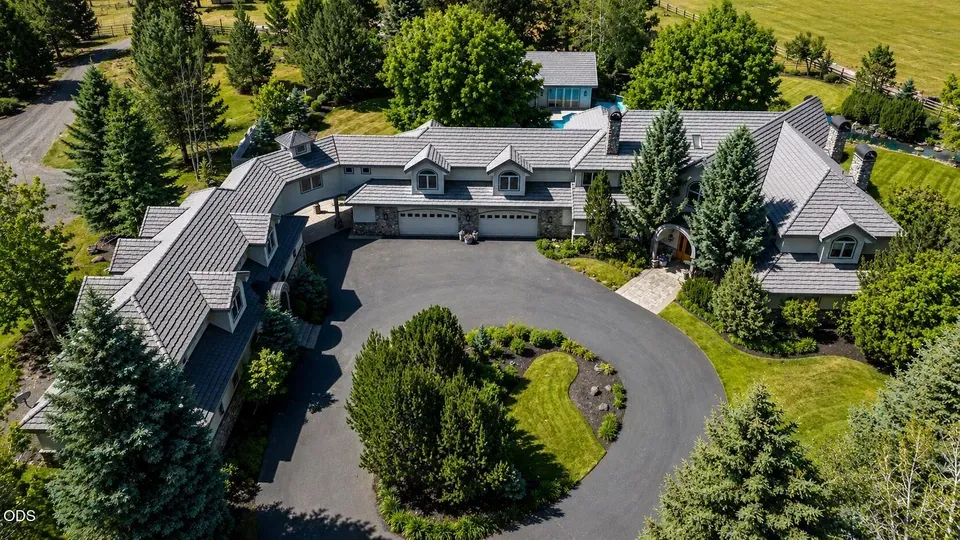 6 Bed 7 Bath Traditional Suburban Family Home in Bend, OR - 2