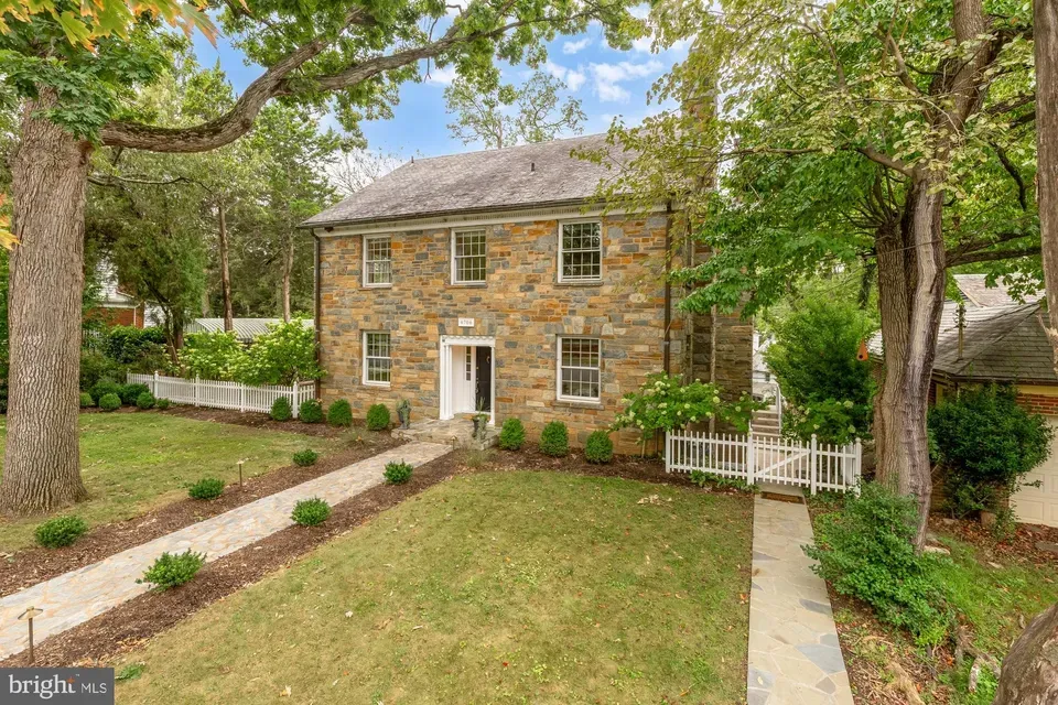 7 Bed 4 Bath Classic Historic Era Home in Washington, DC - 2