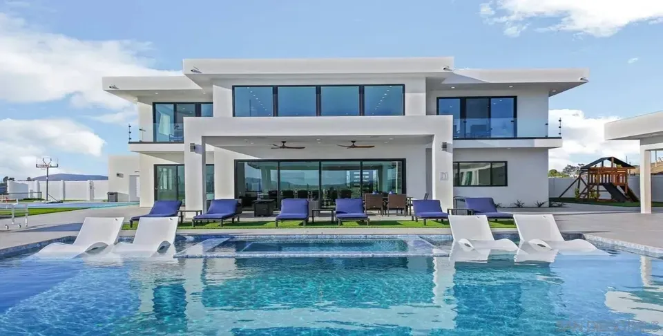 7 Bed 5 Bath Modern Contemporary Residence in Temecula, CA