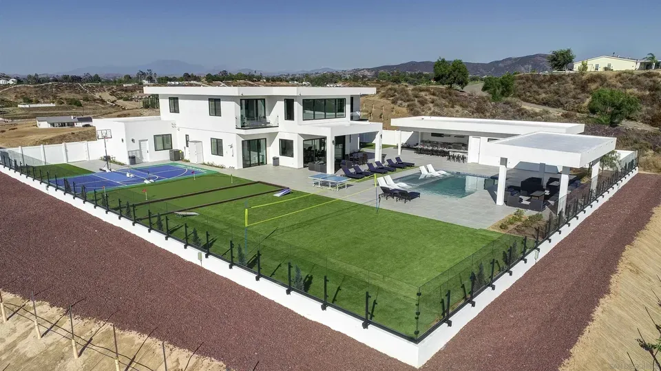 7 Bed 5 Bath Modern Contemporary Residence in Temecula, CA - 2