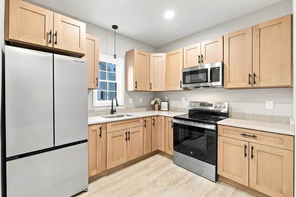 8 Bed 3 Bath Multi-Unit Residential Property in Manchester, NH - 5