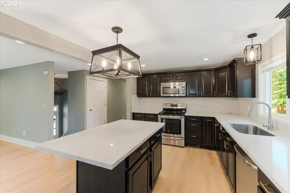 8 Bed 4 Bath Established Mid-Century Residence in Hillsboro, OR - 5